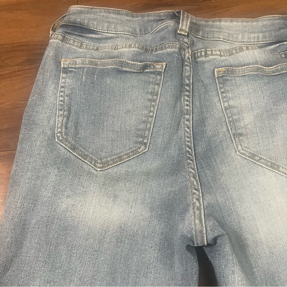 G H Bass & Co Light Blue Cropped Jeans with frayed edges - Picture 9 of 9